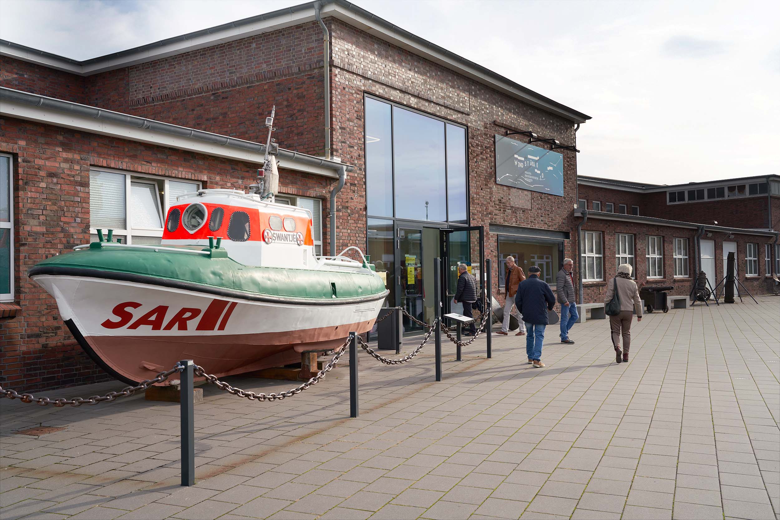 Seenotrettungsboot SWANTJE vor dem Museumseingang Seenotrettungsboot SWANTJE vor dem Museumseingang