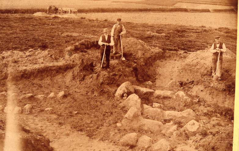 Die freigelegten Steingräber in Grabhügel B beim Galgenberg in Sahlenburg während der Untersuchung 1898. Zu erkennen sind mehrere Steinsetzungen, die sich auf Bodenniveau des Hügels befunden haben. Auf Beigaben oder archäologische Funde wurde seinerzeit geachtet (Foto: Stadtarchäologie Cuxhaven). Die freigelegten Steingräber in Grabhügel B beim Galgenberg in Sahlenburg während der Untersuchung 1898. Zu erkennen sind mehrere Steinsetzungen, die sich auf Bodenniveau des Hügels befunden haben. Auf Beigaben oder archäologische Funde wurde seinerzeit geachtet (Foto: Stadtarchäologie Cuxhaven).