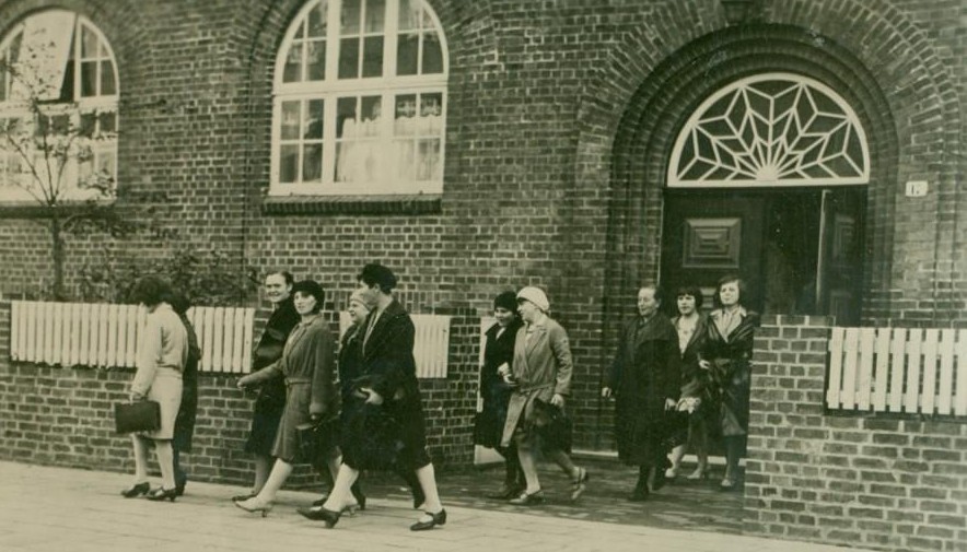 Eingang des Frauenwohnheims. Um 1932. Quelle: Archiv Windstärke 10 