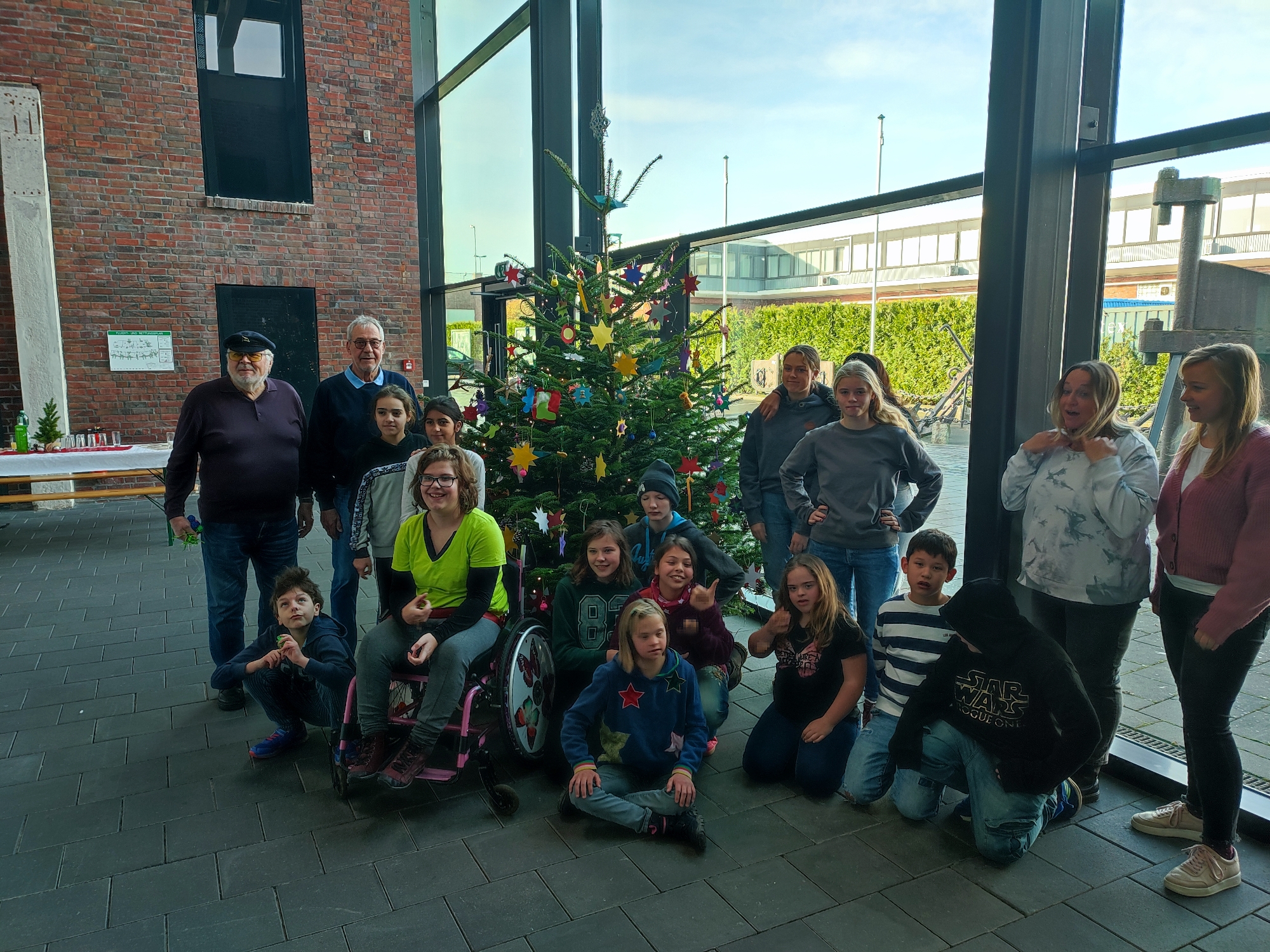 Die Schüler*innen der Schule am mit Museumsführer Gero Klemke und Knotenmacher Peter Meister vor dem Weihnachtsbaum Die Schüler*innen der Schule am mit Museumsführer Gero Klemke und Knotenmacher Peter Meister vor dem Weihnachtsbaum