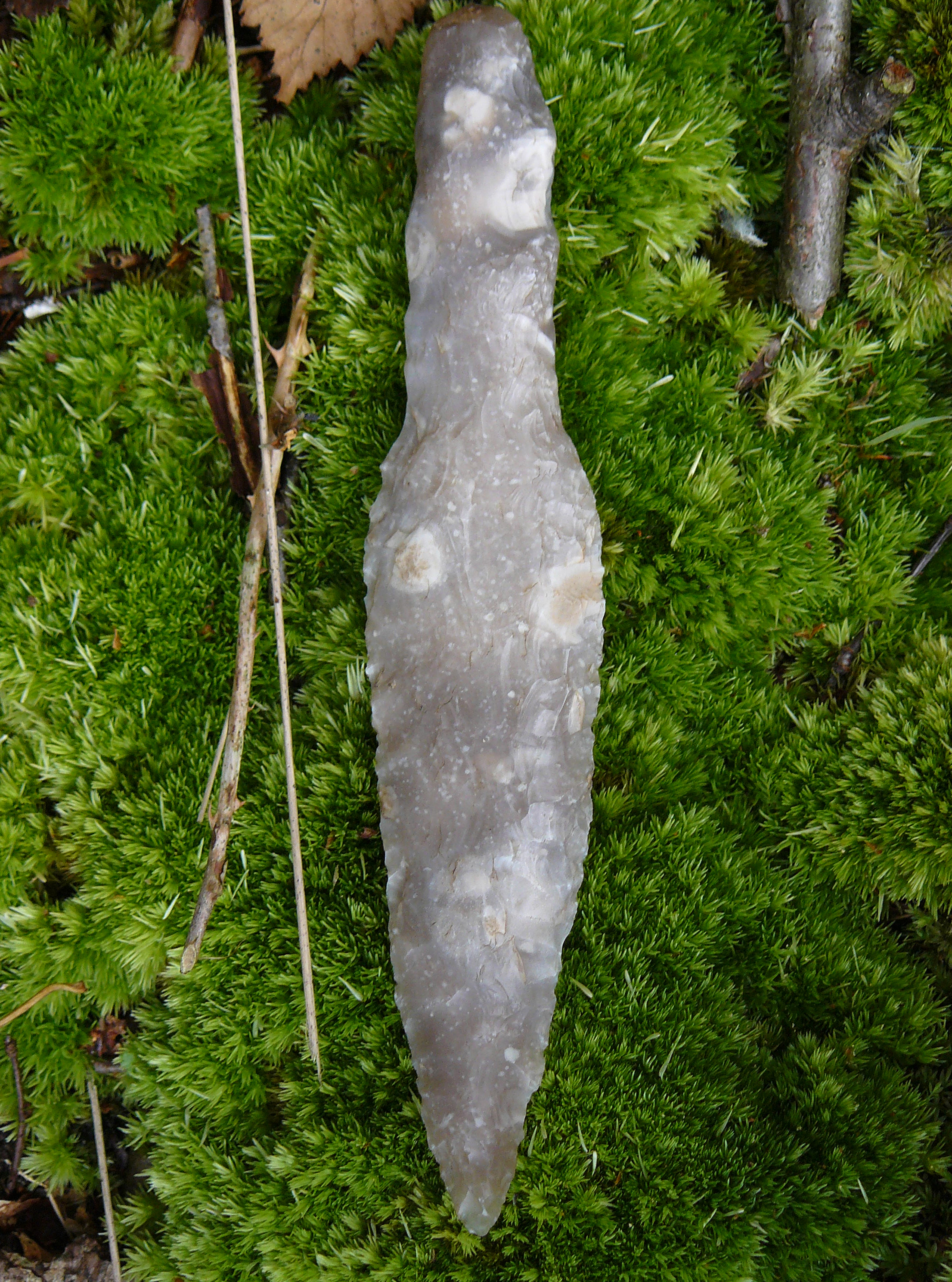 Dolch aus grauem Helgoländer Plattenflint, gefunden in Lübeck. Foto: M. Braun. Dolch aus grauem Helgoländer Plattenflint, gefunden in Lübeck. Foto: M. Braun.