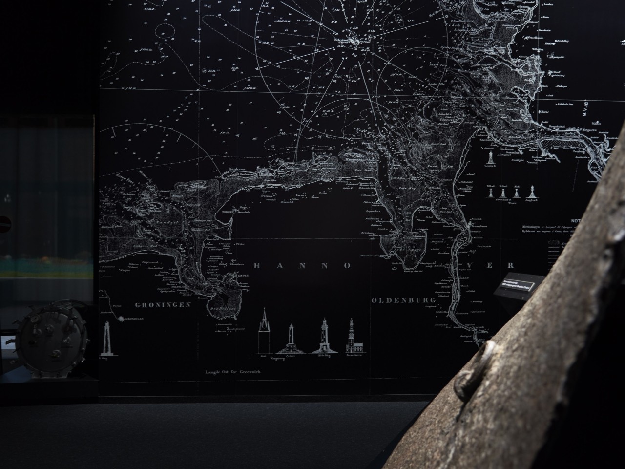 Blick über den Reservepropeller des Auswandererschiffes Cimbria auf eine Karte der Deutschen Bucht