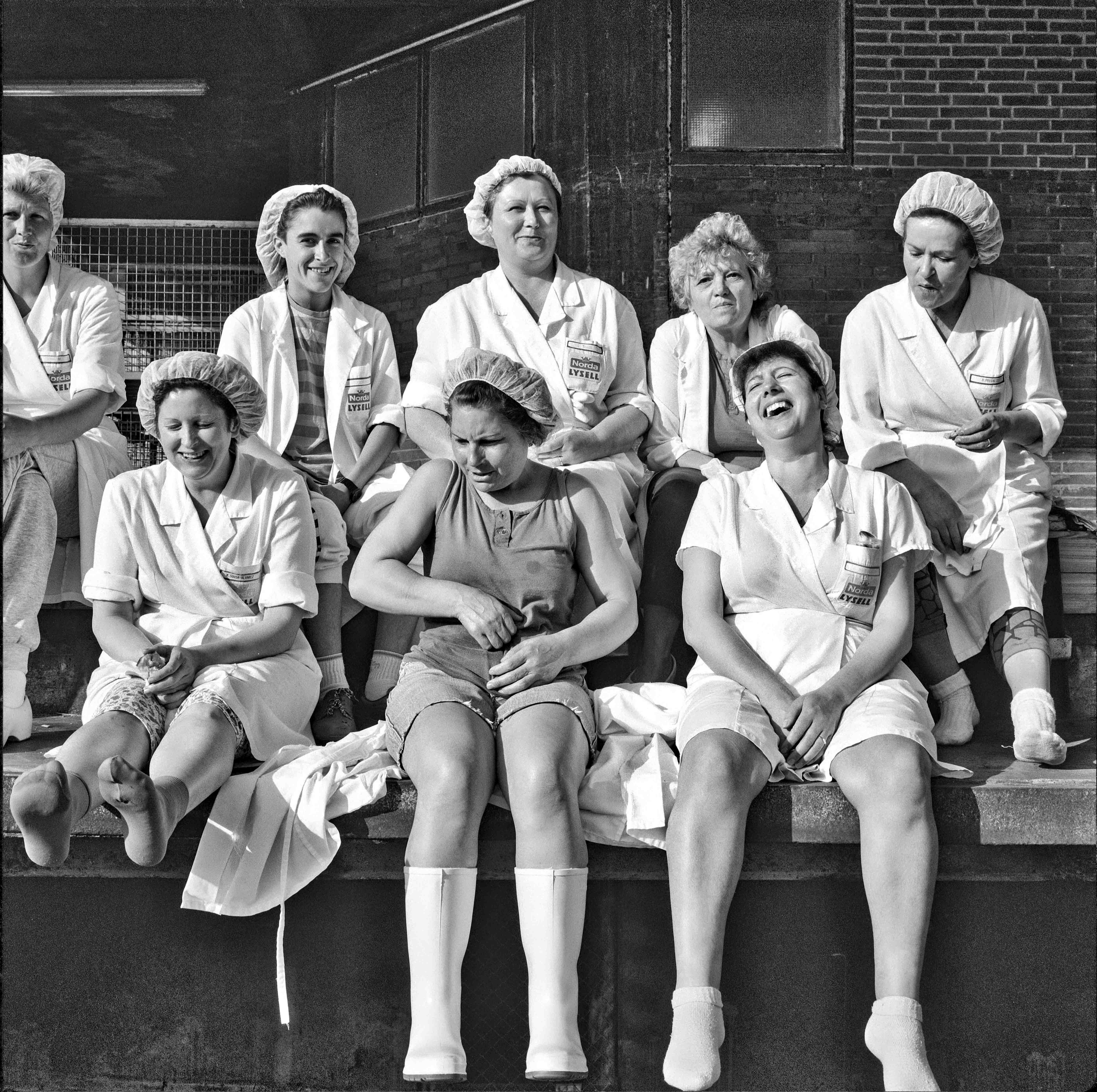 Fischwerkerinnen machen Pause. Foto: Bernd Hägermann, Bremen Fischwerkerinnen machen Pause. Foto: Bernd Hägermann, Bremen