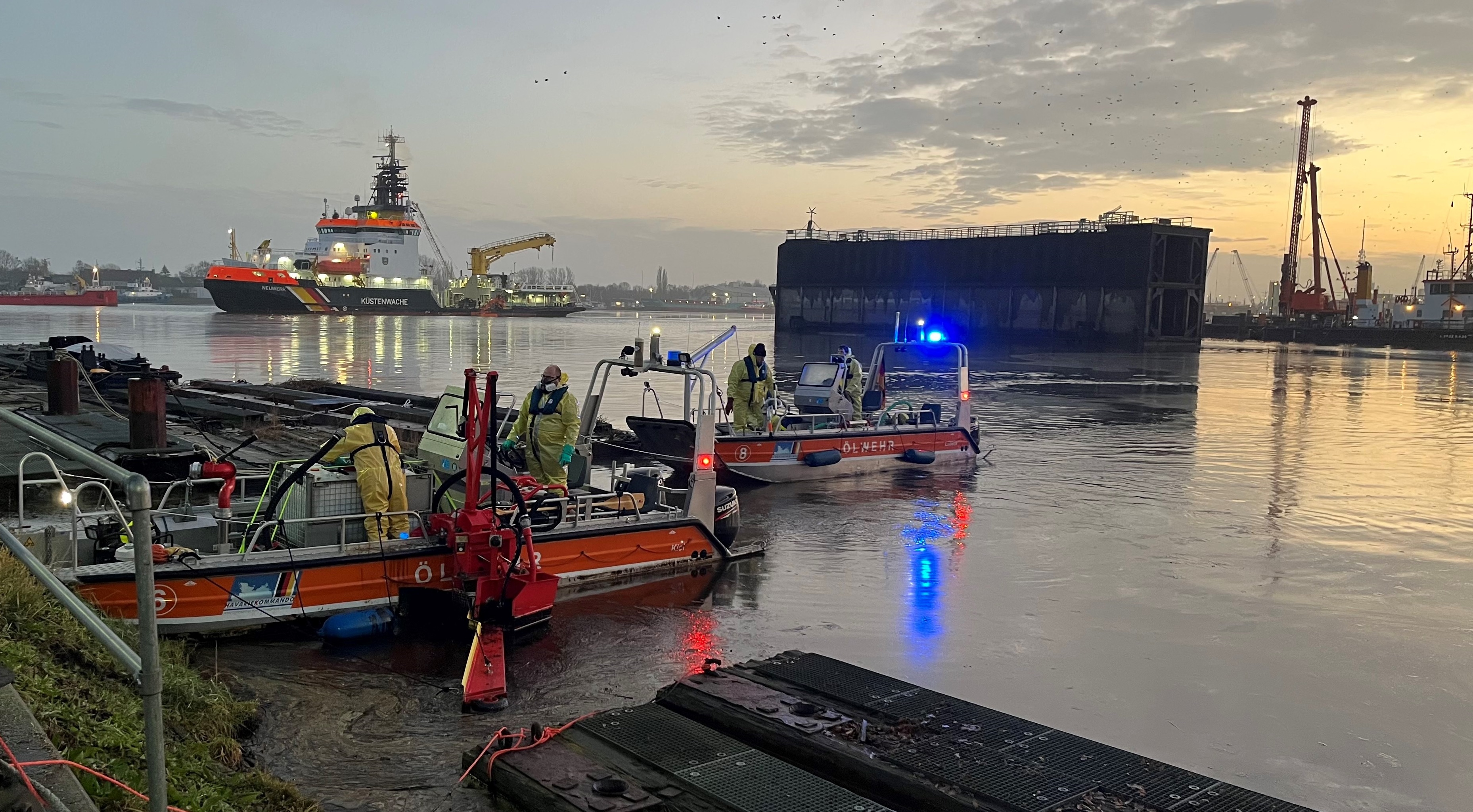 Zahlreiche Einsatzkräfte koordinierte das Havariekommando Ende Dezember nahe Brunsbüttel: Rund 300.000 Liter Öl waren in den Nord-Ostsee-Kanal gelangt. Im Einsatz waren unter anderem Einheiten des Technischen Hilfswerks und Schiff der Wasserstraßen und Schifffahrtsverwaltung des Bundes (im Bild das Mehrzweckschiff NEUWERK). | Bild: Havariekommando/Gutsche Zahlreiche Einsatzkräfte koordinierte das Havariekommando Ende Dezember nahe Brunsbüttel: Rund 300.000 Liter Öl waren in den Nord-Ostsee-Kanal gelangt. Im Einsatz waren unter anderem Einheiten des Technischen Hilfswerks und Schiff der Wasserstraßen und Schifffahrtsverwaltung des Bundes (im Bild das Mehrzweckschiff NEUWERK). | Bild: Havariekommando/Gutsche