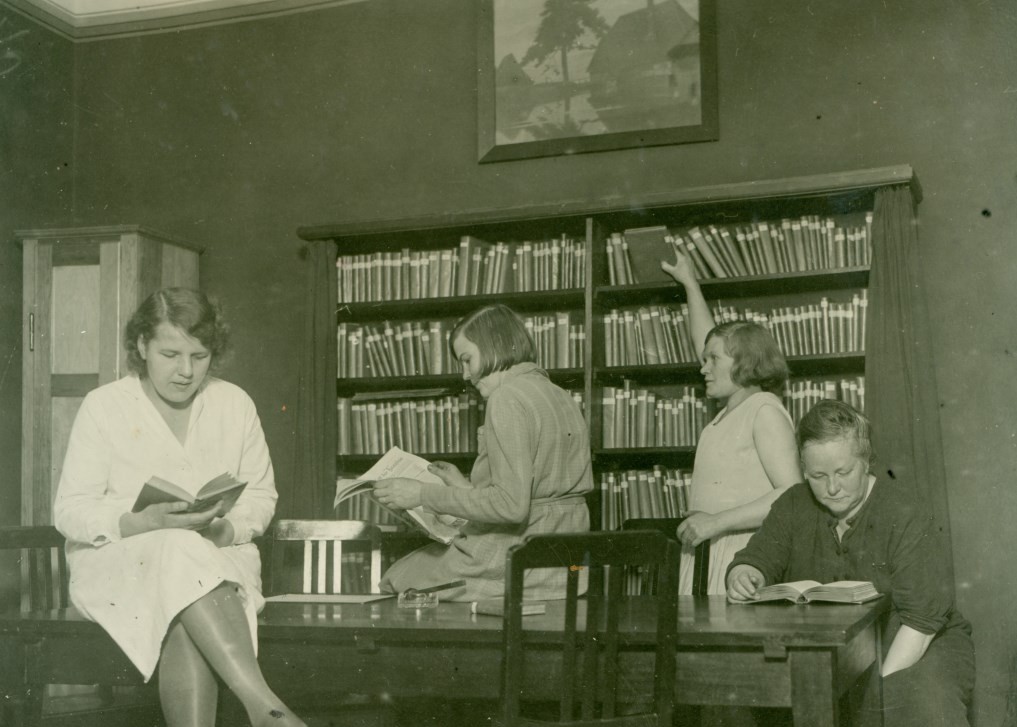 Bücherei im Wohnheim. Um 1932. Quelle: Archiv Windstärke 10 