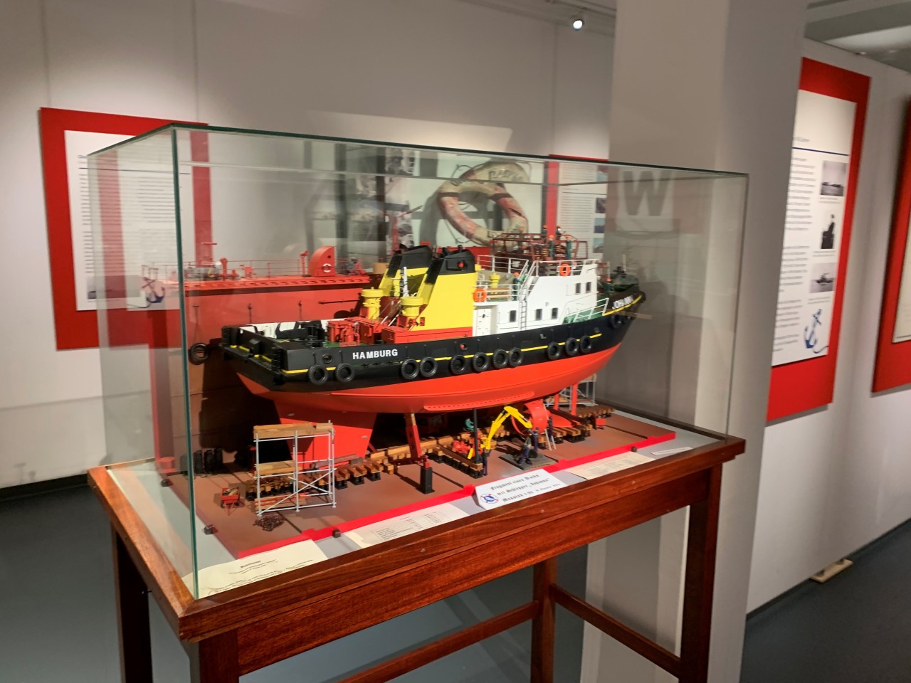 Modell eines Schleppers im Dock der Mützelfeldtwerft